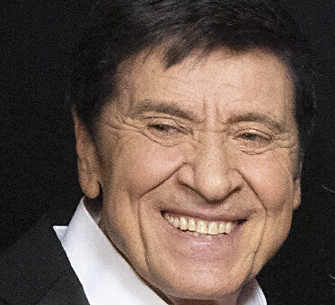 Il grande Gianni Morandi ha intonato straordinarie canzoni che fanno da collante tra le diverse generazioni. Uno su mille ce la fa è una delle più belle perché avvicina un periodo della sua vita alle emozioni che scatena in quel bellissimo brano.