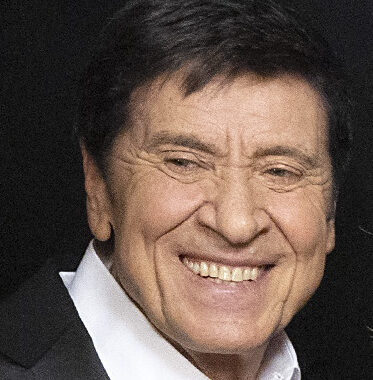 Il grande Gianni Morandi ha intonato straordinarie canzoni che fanno da collante tra le diverse generazioni. Uno su mille ce la fa è una delle più belle perché avvicina un periodo della sua vita alle emozioni che scatena in quel bellissimo brano.