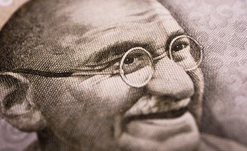 Mahatma Gandhi il più grande leader che ha lottato senza l'uso della lotta formando ed istruendo centinaia di migliaia di persone- Algoservices